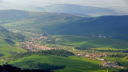 Zuberec and Habovka viewed from the south from Sivý vrch (1,805   m a.s.l.), Teslaton, CC BY 4.0