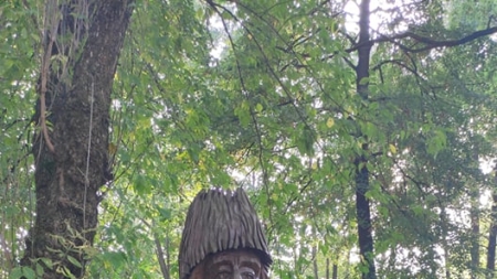 Drewniane rzeźby w Parku Juliana Fałata w Bystrej fot. Paulina Daczkowska, ARR S.A.