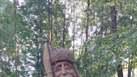 Drewniane rzeźby w Parku Juliana Fałata w Bystrej fot. Paulina Daczkowska, ARR S.A.
