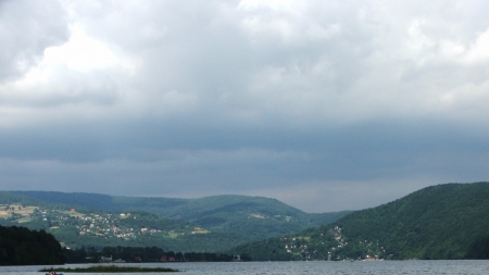 Lake Międzybrodzie from Międzybrodzie Żywieckie, WitekTHC, domena publiczna, Wikimedia Commons