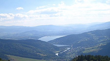 Widok z Góry Żar na Jezioro Międzybrodzkie i Jezioro Żywieckie, pufacz, domena publiczna, Wikimedia Commons