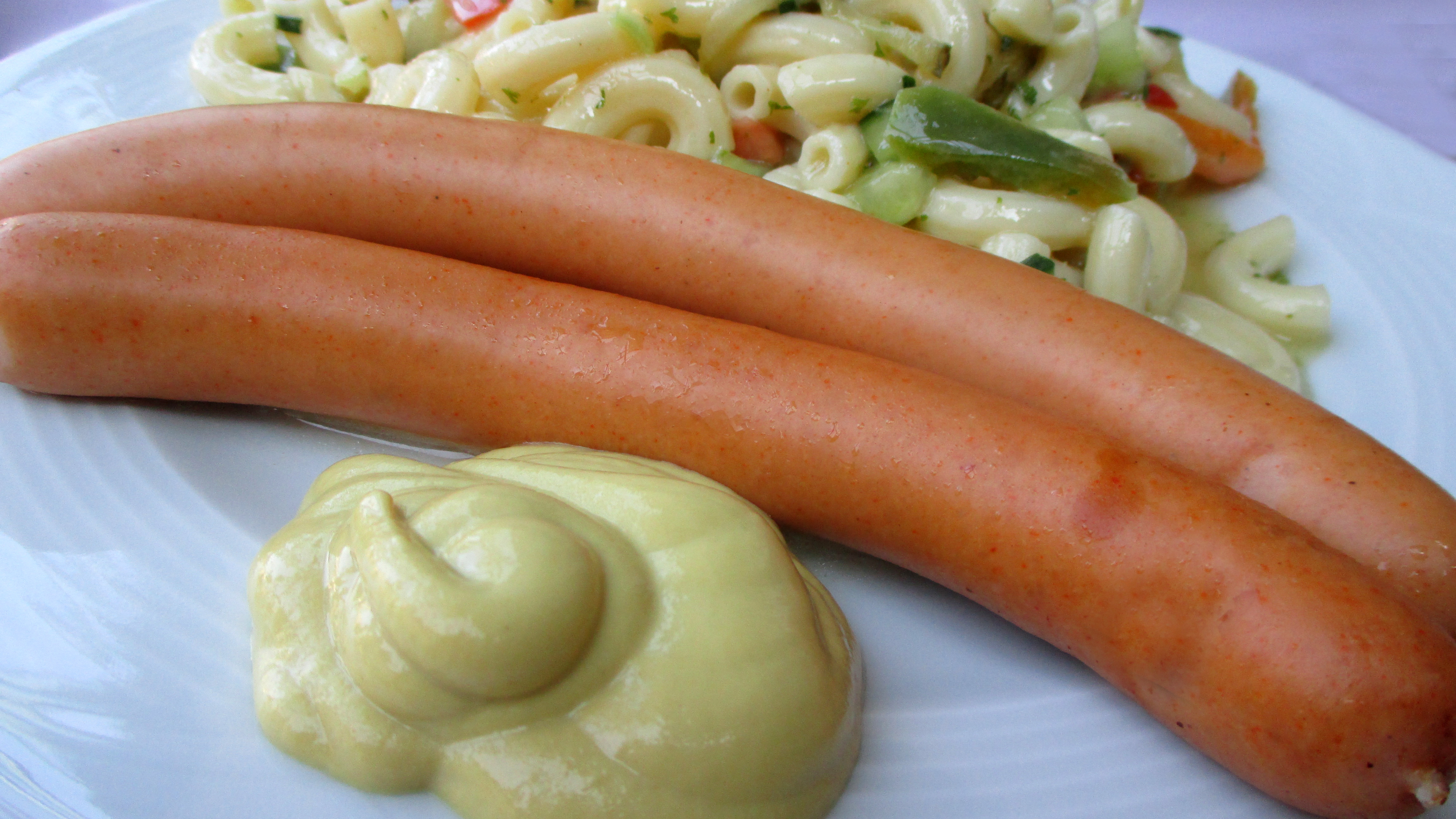Wiener Würstchen mit Senf und Nudelsalat - Bild 001, Lupus in Saxonia, CC BY-SA 4.0