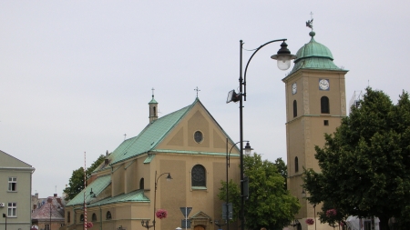 Plac Farny w Rzeszowie i kościół farny pw. Św. Stanisława i Wojciecha, fot, FilMys, Wikimedia Commons