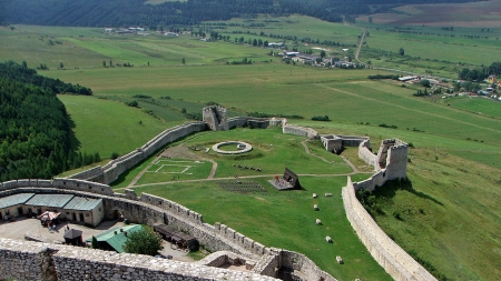 Pohľad na stredné a dolné nádvorie zrúcaniny Spišského hradu, autor: Joxy, CC BY-SA 3.0, Wikimedia Commons