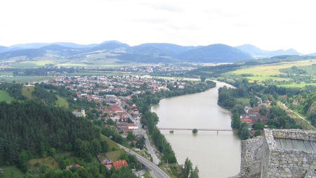 Slovensko, Pohľad na obec Stečno z hradu, júl 2006, Juloml, CC   BY-SA 3.0