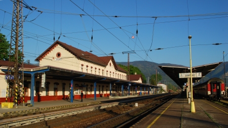 Železničná stanica Vrútky, výpravná budova a sruhé nástupište, Kamil Korecz, CC BY-SA 4.0