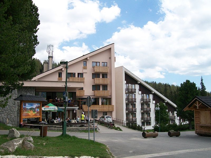 Štrbské pleso, Hotel FIS, autor: Ladislav Luppa, sk.wikipedia.org (RPIC Prešov)